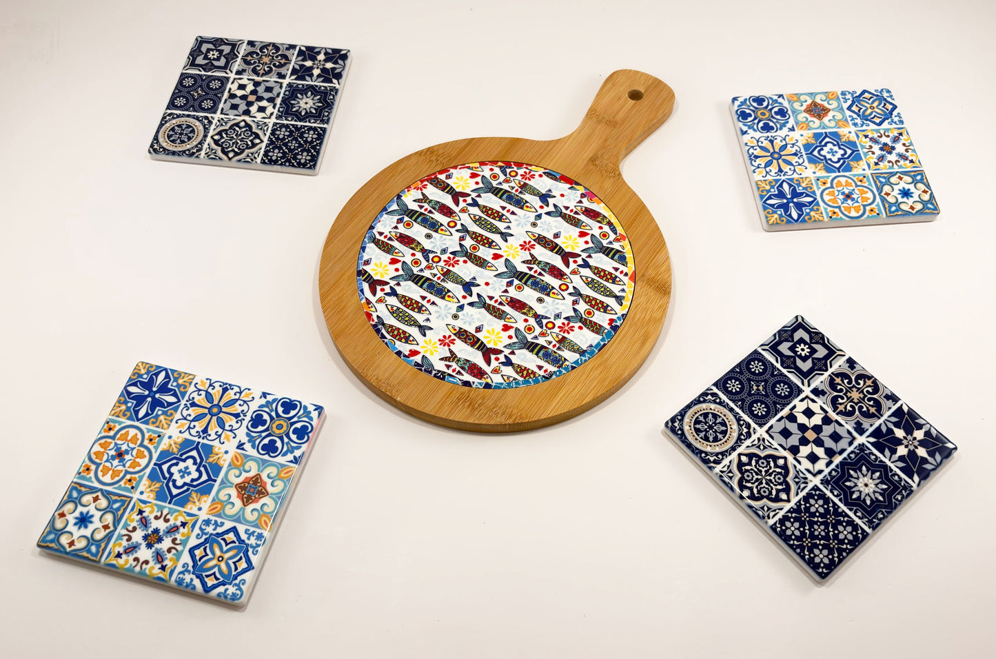 Set Servire "Lisabona" – Platou Bambus cu Inserție Ceramică & 4 Suporturi Azulejo